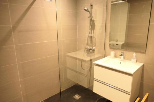 une salle de bain avec douche et lavabo dans l'établissement Résidence Les Dryades - Les Dryades 13 MAE-9564, à Saint-Gervais-les-Bains