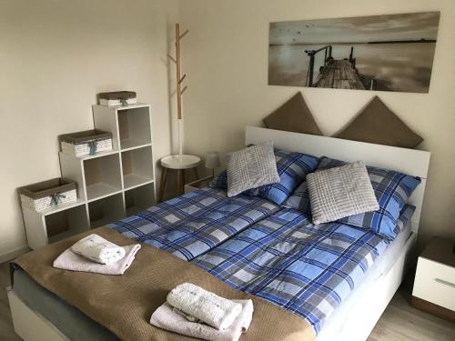 a bedroom with a bed with two towels on it at Apartament Mazurskie Piaski in Giżycko