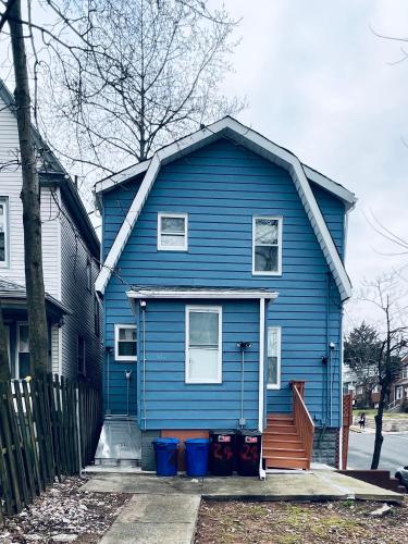 Casa azul con ventanas blancas y porche en Cozy Room With Private Bathroom & Entrance, en Irvington