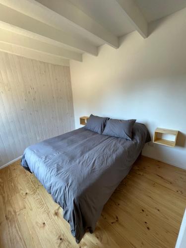 - une chambre avec un lit et une couette bleue dans l'établissement Bomar Lodge, à Puertecillo