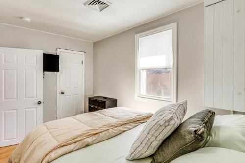 Un dormitorio con una cama con almohadas. en Charming Deep River Vacation Rental on Star Lake!, en Deep River