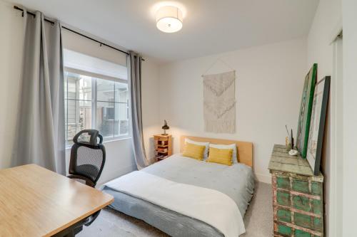Ένα ή περισσότερα κρεβάτια σε δωμάτιο στο Newark Retreat with Home Gym, Grill, Bicycles and More