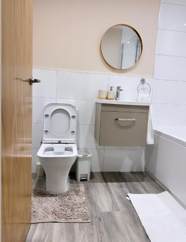 Et badeværelse på Luxury 2 bedroom Apartment in Manchester City Centre - FREE Parking