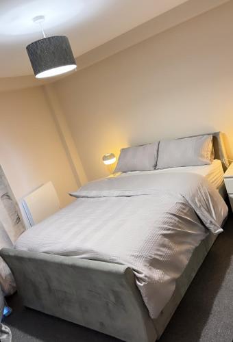 En eller flere senge i et værelse på Luxury 2 bedroom Apartment in Manchester City Centre - FREE Parking
