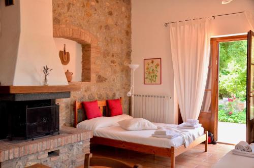 A bed or beds in a room at Agriturismo Cornieto