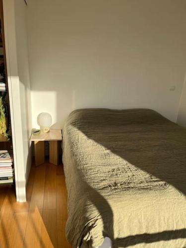 Giường trong phòng chung tại Flat Marcel Sembat