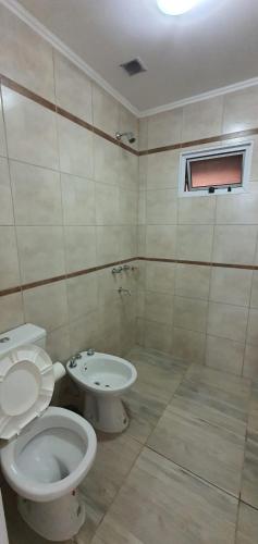 een badkamer met een toilet en een wastafel bij Depto Catalina in Rafaela