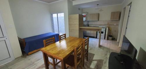 een keuken en eetkamer met een tafel en stoelen bij Depto Catalina in Rafaela