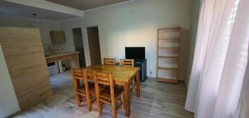 een keuken met een houten tafel en stoelen in een kamer bij Depto Catalina in Rafaela
