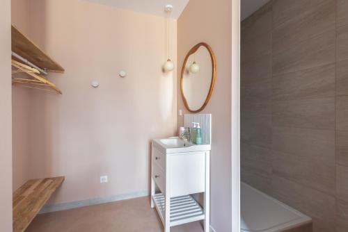 a bathroom with a mirror and a white cabinet at "Le Majorelle" logement atypique en hyper centre, avec service premium by PRIMO C0NCIERGERIE in Nevers