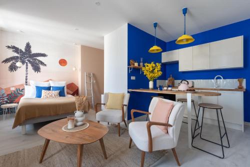 a kitchen and a living room with a bed and a table at "Le Majorelle" logement atypique en hyper centre, avec service premium by PRIMO C0NCIERGERIE in Nevers