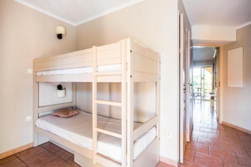 een slaapkamer met een stapelbed in een huis bij Résidence les Calanques des Issambres - maeva Home - Studio 4 Personnes - Sél 66 in Les Issambres