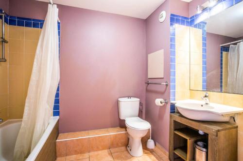 een badkamer met een toilet, een wastafel en een bad bij Résidence les Calanques des Issambres - maeva Home - Studio 4 Personnes - Sél 66 in Les Issambres