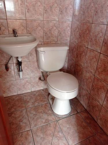 基多的住宿－departamento，一间带卫生间和水槽的浴室