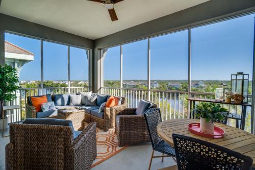 eine abgeschirmte Veranda mit Stühlen und einem Tisch in der Unterkunft Stunning Lagoon Views with Resort Style Amenities in Bradenton