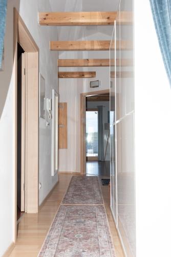 a hallway with wooden ceilings and a rug at Moderne, gemütliche DG-Wohnung in ruhiger Lage in Neunburg vorm Wald