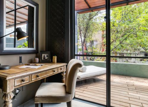 an office with a desk and a chair and a window at QUERETARO By Mr W in Mexico City