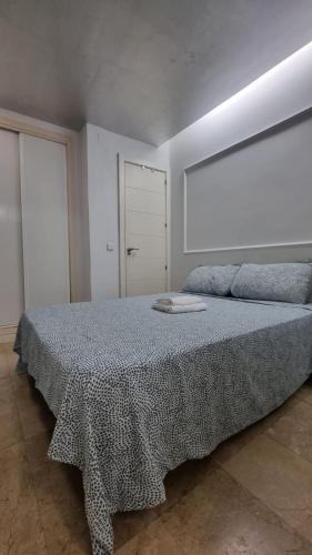 Un pat sau paturi într-o cameră la Mini Apartamento Lovely Chueca