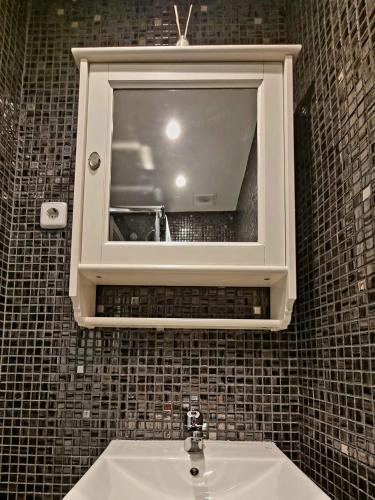 a bathroom with a sink and a mirror at Mini Apartamento Lovely Chueca in Madrid