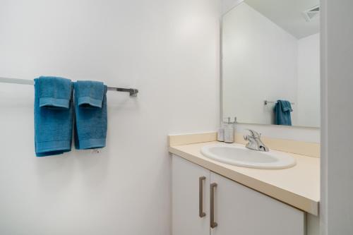 ein Bad mit einem Waschbecken und einem Spiegel in der Unterkunft York Apartments ( 2) in Toronto
