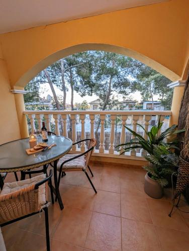 Un balcón o terraza en 2 Bedroom Algorfa Townhouse with Pool