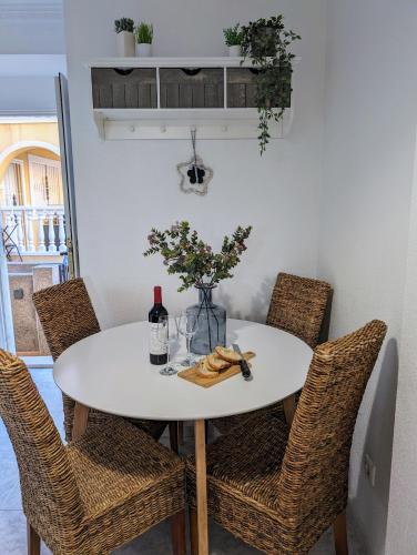 Un lugar para sentarse en 2 Bedroom Algorfa Townhouse with Pool