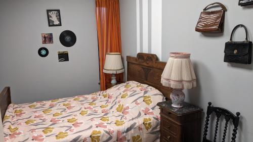 - une chambre avec un lit et deux lampes sur une table de chevet dans l'établissement APPART' DU CHEF DE GARE gîte à Gouarec au pied de la Vélodyssée, à Gouarec