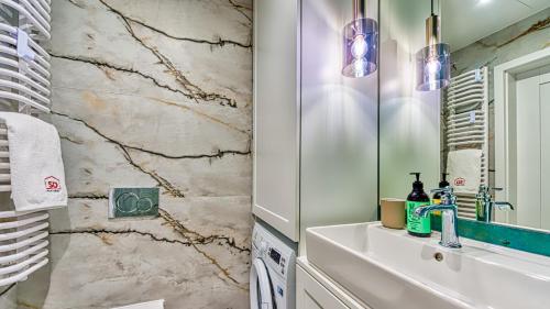 Ένα μπάνιο στο Apartament Schellter 62 przy Wydmach - by 5D Apartamenty