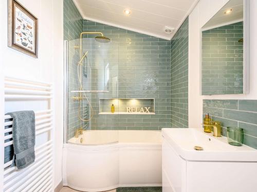 y baño con bañera, lavamanos y ducha. en 2 Bed in Castle Douglas 86449, en Auchencairn