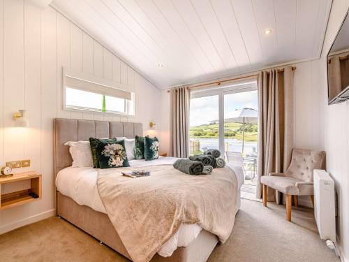 Un dormitorio con una cama grande y una ventana en 2 Bed in Castle Douglas 86449, en Auchencairn