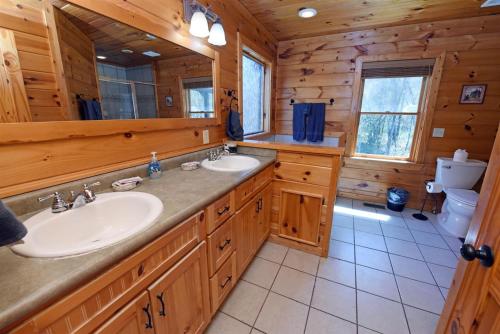 Bilik mandi di River Ridge Retreat