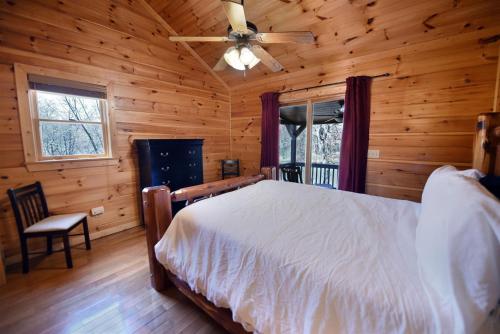 Katil atau katil-katil dalam bilik di River Ridge Retreat