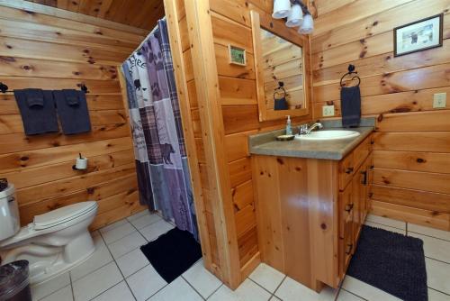 Bilik mandi di River Ridge Retreat
