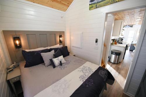 1 dormitorio con 1 cama en una habitación pequeña en Sweet Creek Retreat en Turtletown