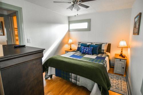 una piccola camera da letto con un letto e una cassettiera di Copper Duck Cottage a Copperhill