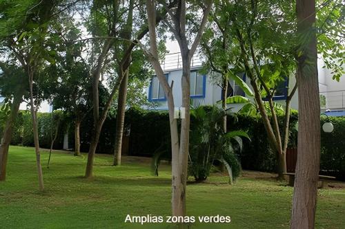 una casa con un montón de árboles en el patio en Casa de descanso, estudio o trabajo, cocina y wifi, en Carmen de Apicalá