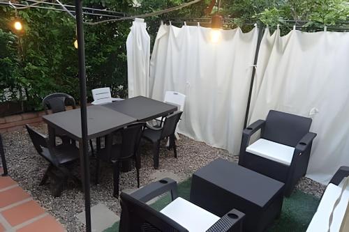una mesa y sillas en un patio trasero con una tienda blanca en Casa de descanso, estudio o trabajo, cocina y wifi, en Carmen de Apicalá