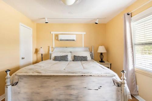 מיטה או מיטות בחדר ב-3-Bed Bungalow walk to Historic Downtown Sanford