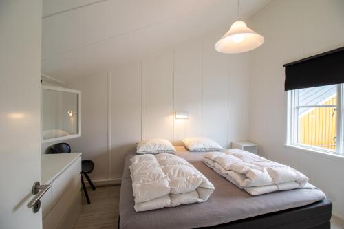 2 camas en una habitación con paredes blancas en Perle Øer Maritime ferieby Ebeltoft en Ebeltoft