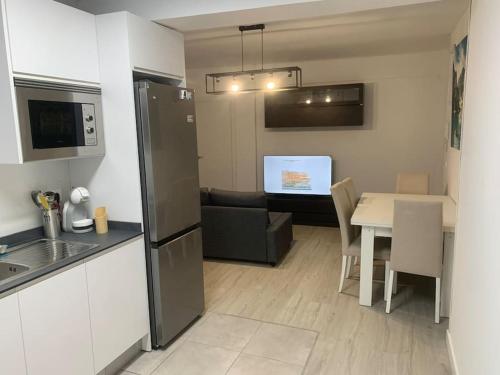 a kitchen and living room with a table and a dining room at Aerofira Paterna in Paterna