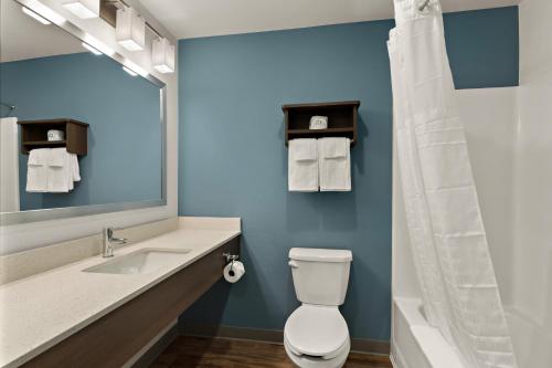 Ett badrum på WoodSpring Suites Fort Collins