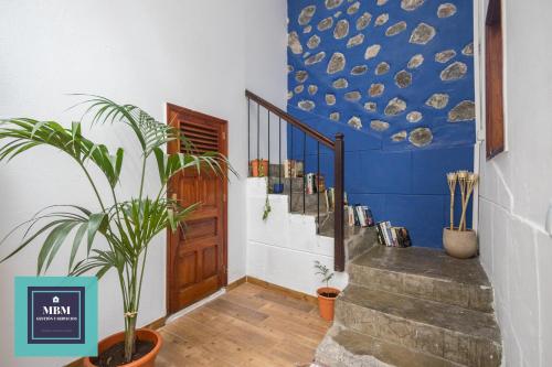 un corridoio con scale e una parete blu con un murale di pesce di Casablanca VV Agaete ad Agaete
