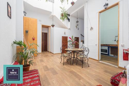 una stanza con tavolo, sedie e cucina di Casablanca VV Agaete ad Agaete