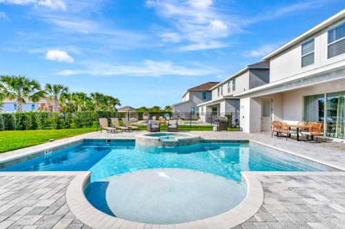Бассейн в Stylish Home With Private Pool, Themed And Game Room With Waterpark & Resort Access Near Disney At Encore Resorts Reunion - 300Bu или поблизости
