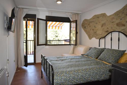 um quarto com uma cama e duas janelas em Casa de Isa VV-2776-AS em Cudillero