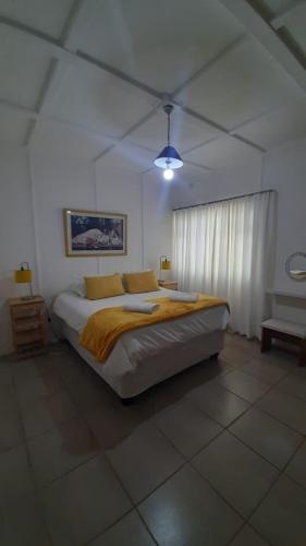 ein Schlafzimmer mit einem großen Bett in einem weißen Zimmer in der Unterkunft Alhoa Halfway Stop in Gariepdam