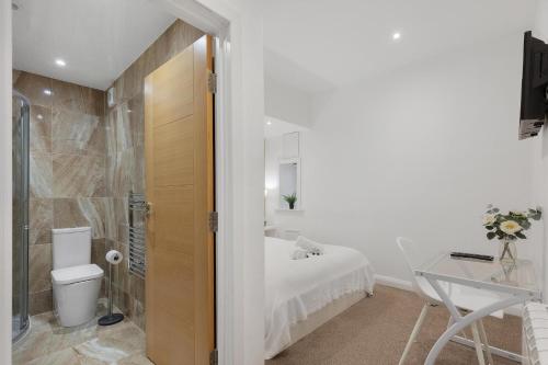 a bathroom with a bed and a shower and a toilet at Central and Modern one bedroom flat in Oxford
