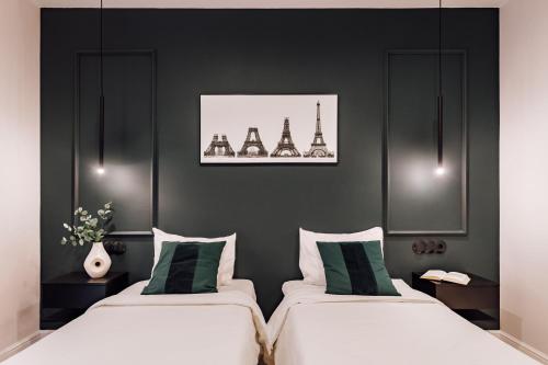 2 Betten in einem Zimmer mit schwarzen Wänden in der Unterkunft Lunalux Apartment in Barcelona