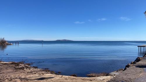 widok na duży zbiornik wodny w obiekcie Ma MaiSon w mieście Marseillan
