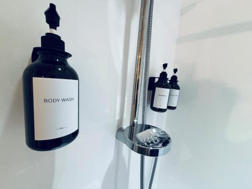 una bottiglia di nebbia per il corpo accanto ad altre tre bottiglie di Experience Heritage, Live Modern a Upper Hutt